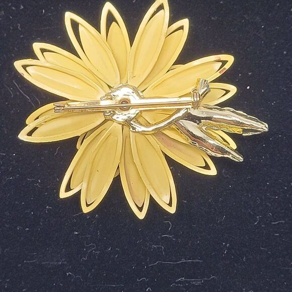 Vintage 3D Pearlized Beige Enamel Flower Brooch Pin Faux Pearl Center Collectibl - Picture 6 of 11